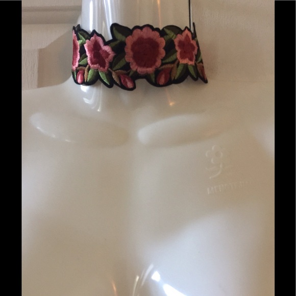 FLORAL EMBROIDERED CHOKER - Picture 5 of 6